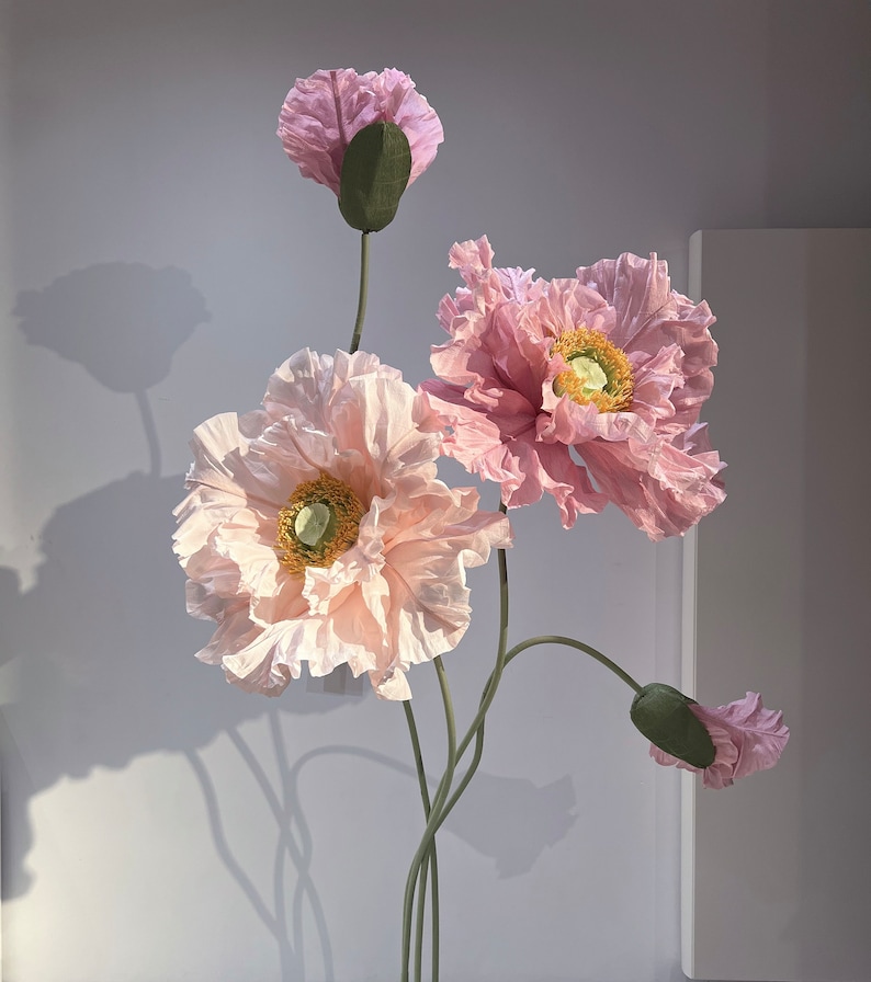4 coquelicots roses sur pied Grandes fleurs en papier avec boutons Grandes fleurs en papier sur pied avec tiges et support en métal image 1