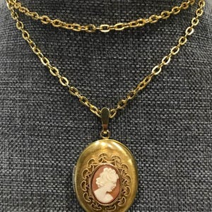Pretty Vintage Satin Gold Tone Resin Lady Cameo Locket Pendant