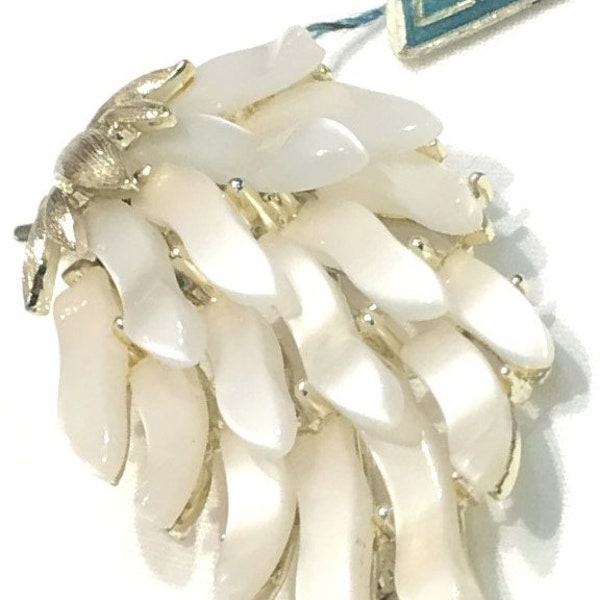 Beautiful Vintage Lisner Shiny Ivory Coloured Lucite Thermoset Wavy Floral Spray Brooch