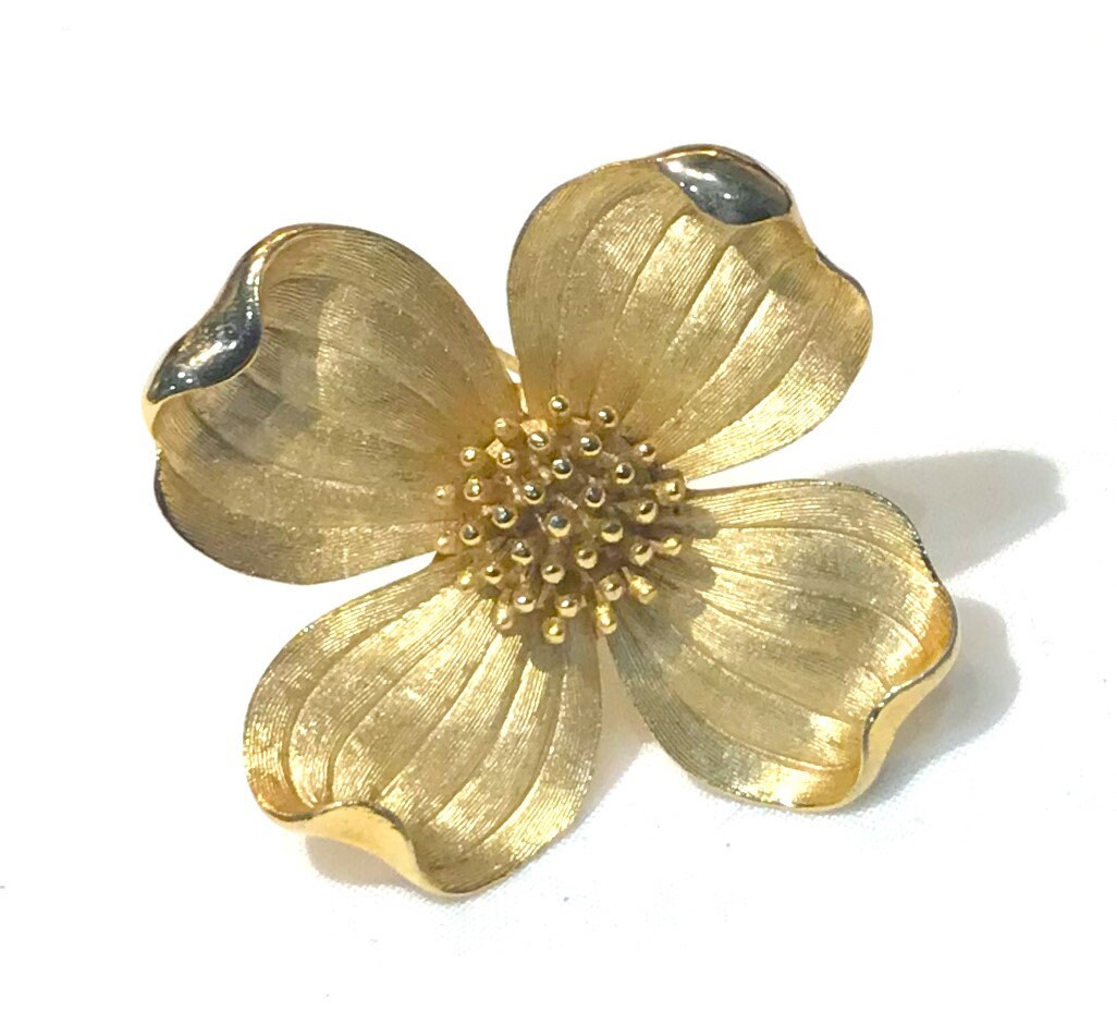 ヴィンテージtrifari チワワ　ゴールドメタルブローチ　犬　dog Trifari dog brooch - Etsy 日本