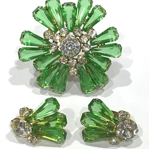 Prachtige zeldzame vintage Juliana D & E-broche en oorbellen van groen vijfhoekig glas en helder strass
