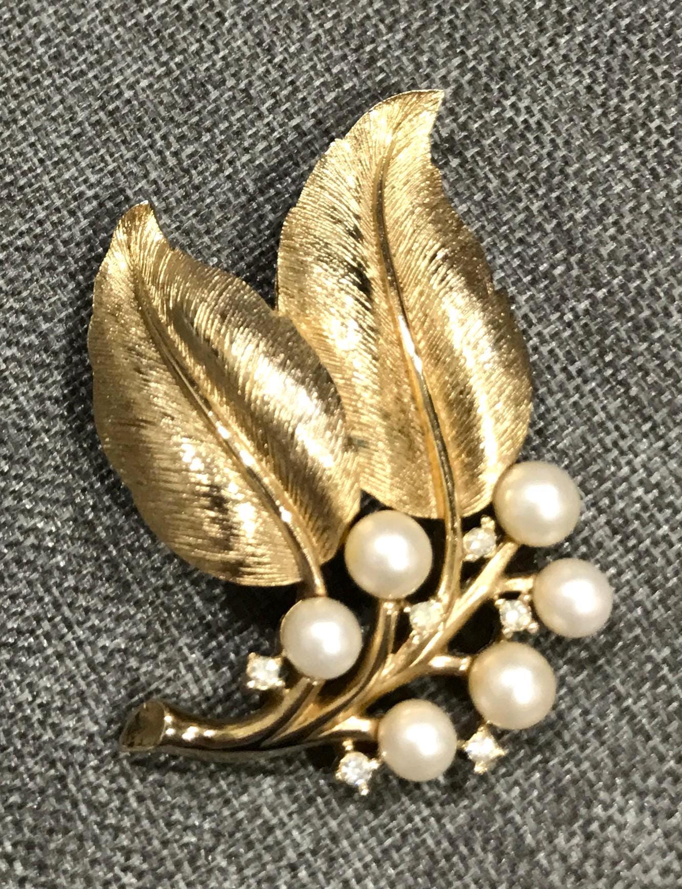 Pretty Vintage Crown Trifari Faux Pearl Clear Rhinestone Textured