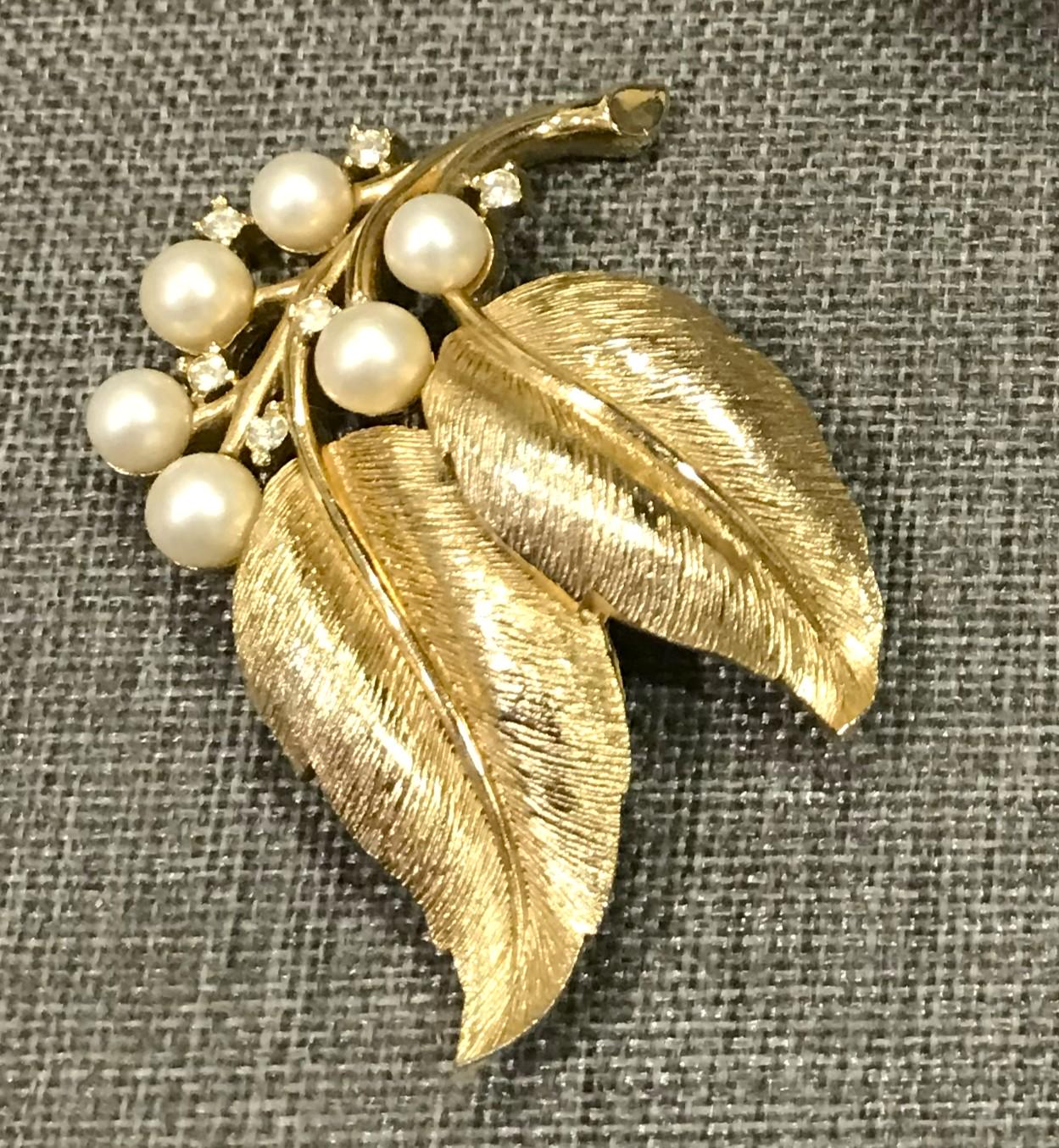 Pretty Vintage Crown Trifari Faux Pearl Clear Rhinestone Textured