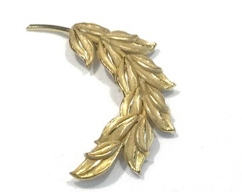 Pretty Vintage Carl Art 1/20 12KT GF Textured Leaf   Brooch