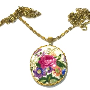 Mooie vintage geschilderde keramische hanger met helder bloemdessin