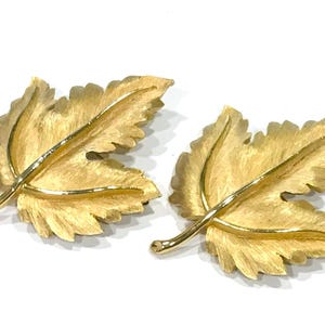 Nice  Large Oversized Vintage Crown Trifari  Textured Maple Leaf Scatter Pins