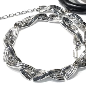 Vintage Krone Trifari (Pat Pend) Strukturierte glänzende Silber Ton X Link Choker Halskette