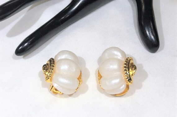 KJL (Kenneth Jay Lane) White Pearlescent Ribbed Ac