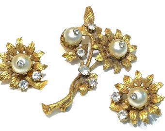 Jolies perles synthétiques en strass vintage, broche en tige de fleur texturée en strass transparents et boucles d'oreilles