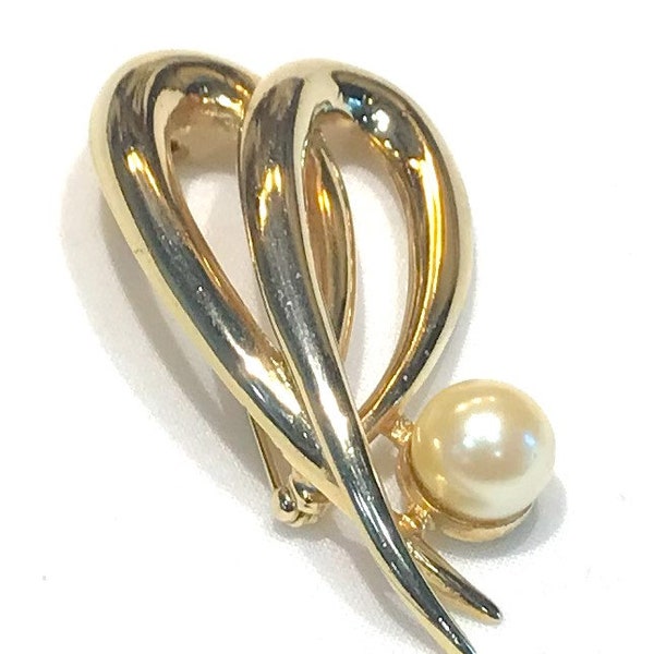 Vintage Richelieu Faux Pearl Open Work Brooch