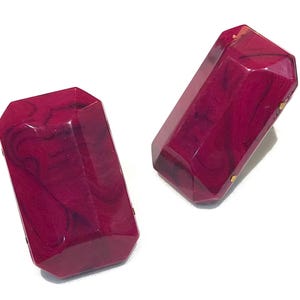 Hermosos pendientes vintage rectangulares de resina jaspeada en granate y negro de Miriam Haskell