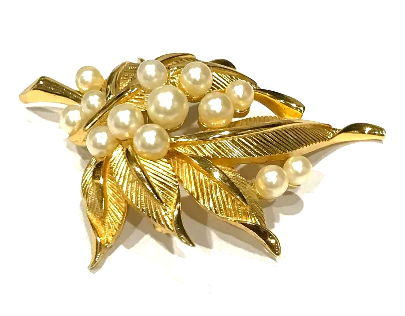 Pretty Vintage Crown Trifari Faux Pearl Textured Curvy Leaf Floral