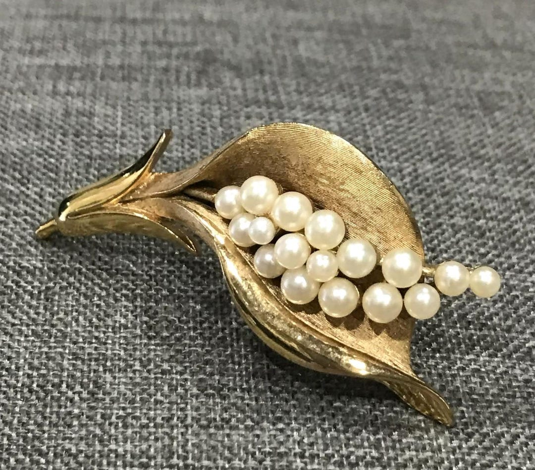 Pretty Vintage Crown Trifari Faux Pearl Lily of the Valley Brooch