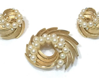 Pretty Vintage Crown Trifari Faux Pearl and Clear Rhinestone Floral  Brooch and Earrings