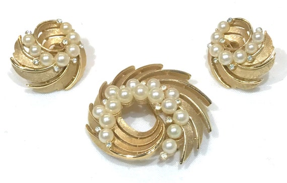 Pretty Vintage Crown Trifari Faux Pearl and Clear… - image 1