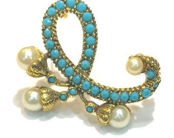 Hermoso broche vintage pequeño con flores caladas, diamantes de imitación y perlas de imitación color turquesa