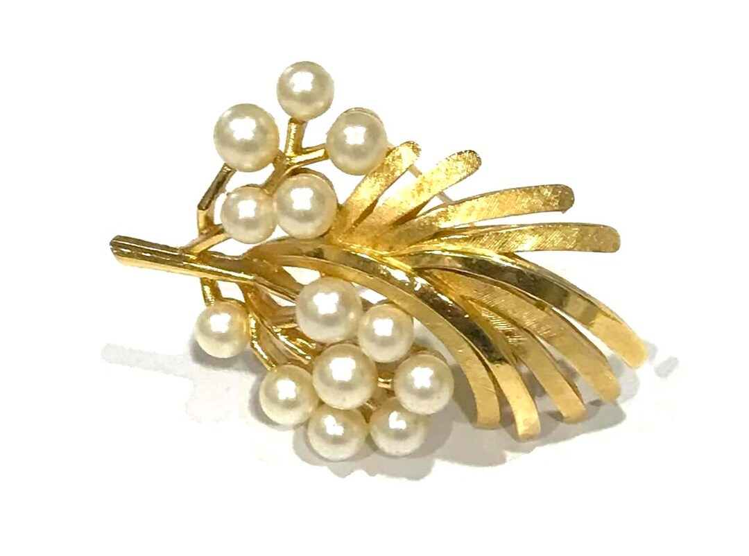 Pretty Vintage Crown Trifari Faux Pearl Textured Floral Leaf Pretty Vintage Crown Trifari Faux Pearl Textured Floral Leaf