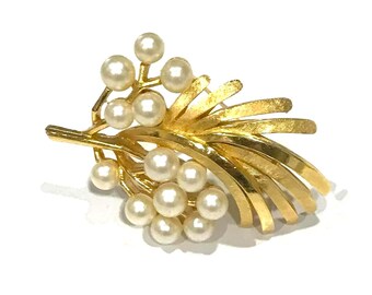 Pretty Vintage Crown Trifari Faux Pearl Textured Floral Leaf