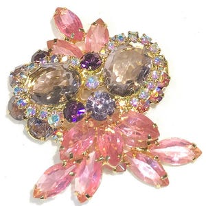 Prachtige zeldzame Juliana (DeLizza & Elster) gelaagde tinten van amethist, roze en AB strass bloemenbroche