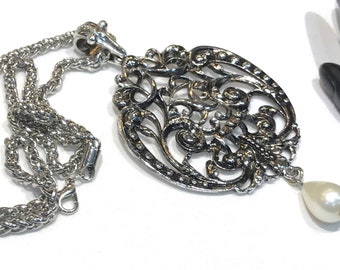 Gran colgante vintage de Avon calado en tono plateado