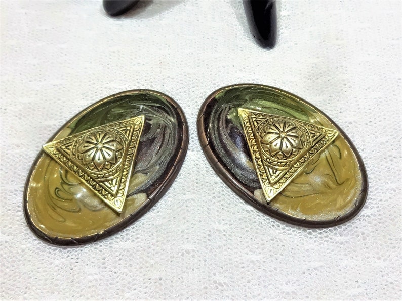 Large Vintage Oval Swirled Green Biege Enamel and Gold Textured Accent Metal Earrings Pierced