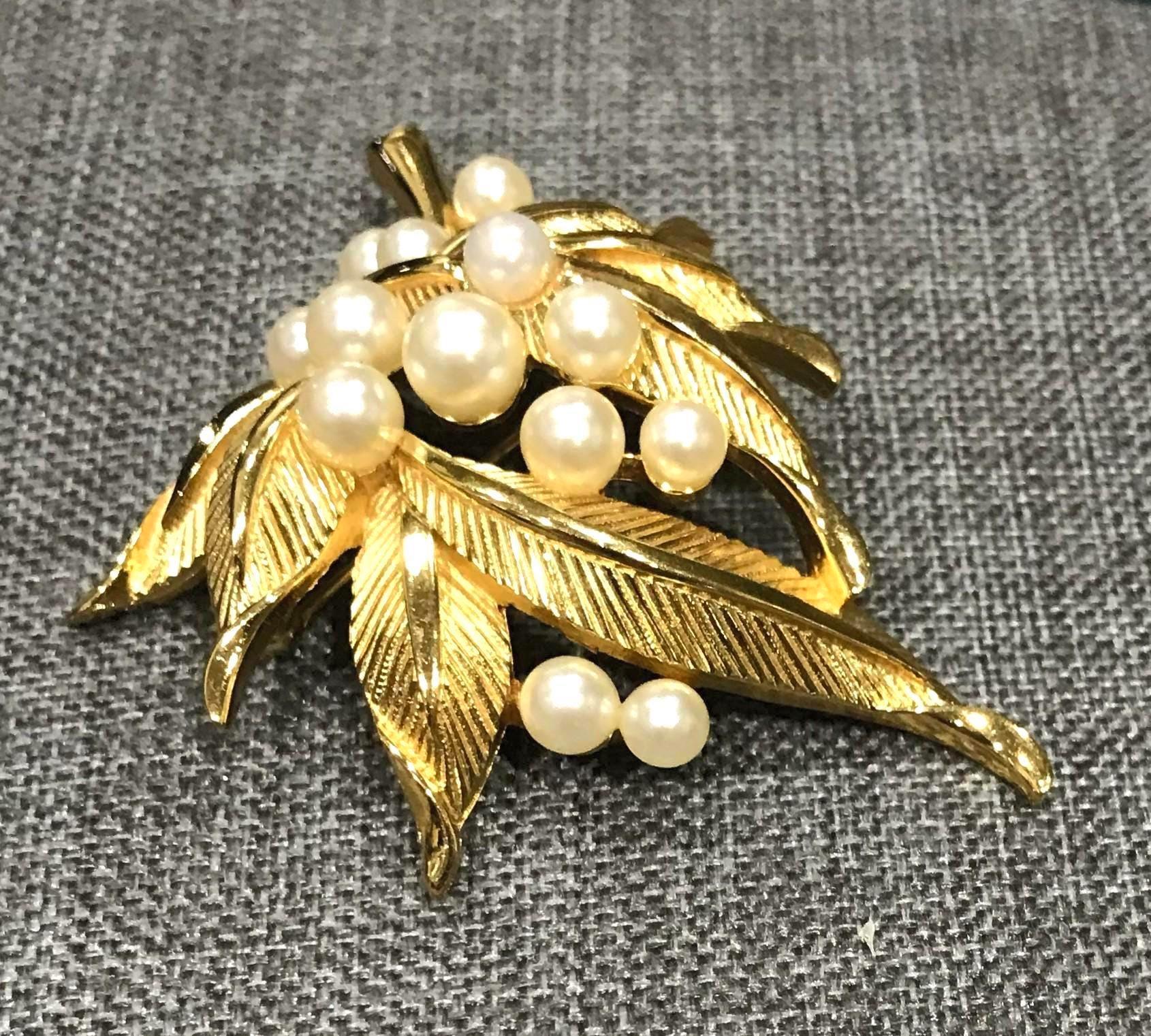 Pretty Vintage Crown Trifari Faux Pearl Textured Curvy Leaf Floral