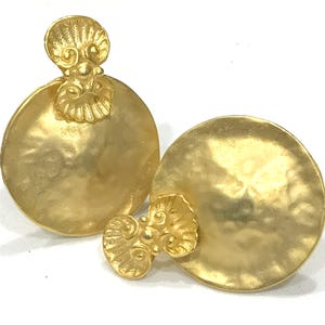 Nice Vintage Norma Jean Hammered Matte Gold Tone Scroll Shell  Earrings