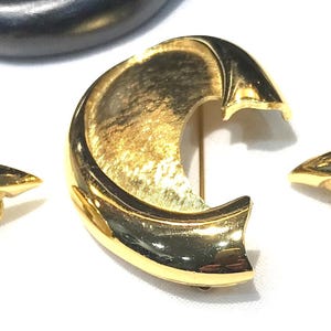 Vintage Monet Modernist  Textured and Smooth Gold Tone Brooch and Earrings