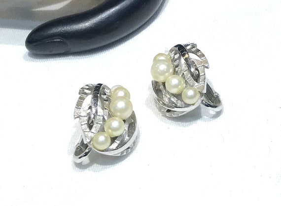 Pretty Vintage Crown Trifari Faux Pearl  Textured… - image 2