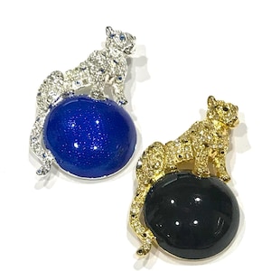 Lotto vintage di 2 spille a forma di leopardo con strass Napier appollaiato su una sfera di smalto blu e nero