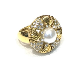 Bellissimo vintage KJL (Kenneth Jay Lane) Faux Pearl Clear Crystal Rhinestone Ring