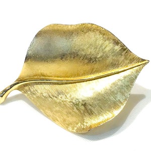 Vintage Krone Trifari Blatt Brosche: Strukturierter Satin Gold Ton