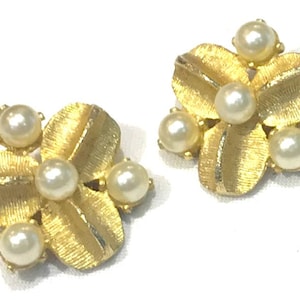 Pretty Vintage Rifas  Faux Pearl Textured Petal Earrings