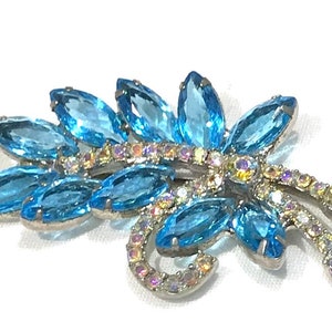 Prachtige Juliana (D & E) aquamarijn en AB strass bloemenbroche