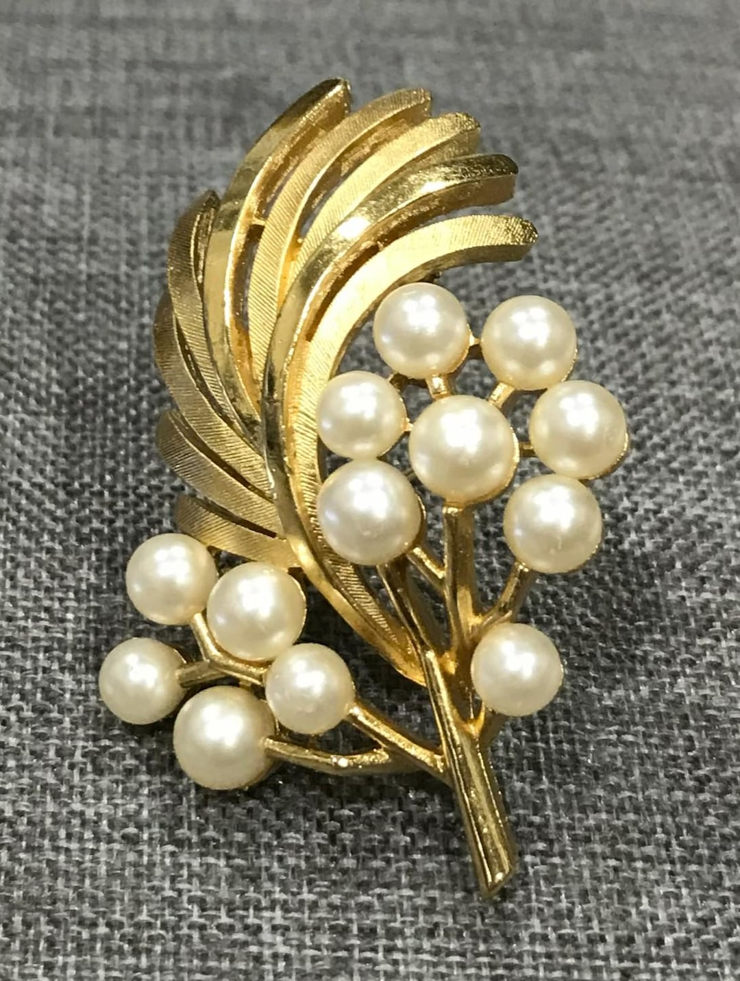 Pretty Vintage Crown Trifari Faux Pearl Textured Floral Leaf