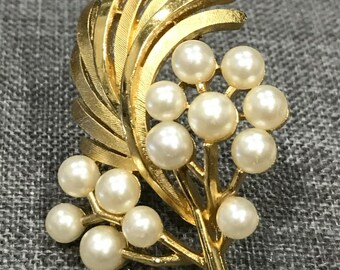 Pretty Vintage Crown Trifari Faux Pearl Textured Floral Leaf