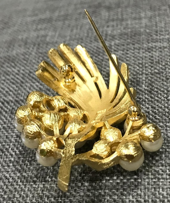 Pretty Vintage Crown Trifari Faux Pearl Textured Floral Leaf