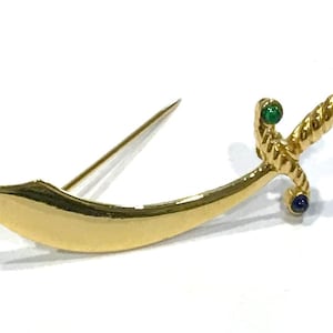 Mooie vintage Trifari kroon met gouden juwelen robijn, saffier en smaragd glas cabochon kromzwaard broche