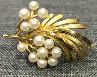 Pretty Vintage Crown Trifari Faux Pearl Textured Floral Leaf
