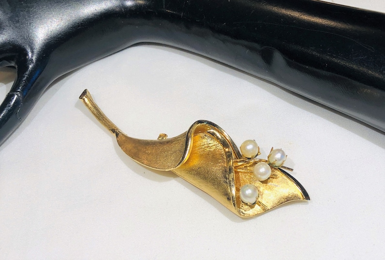 Pretty Vintage Francios Brushed Gold Tone Faux Pearl Flower Stem Brooch