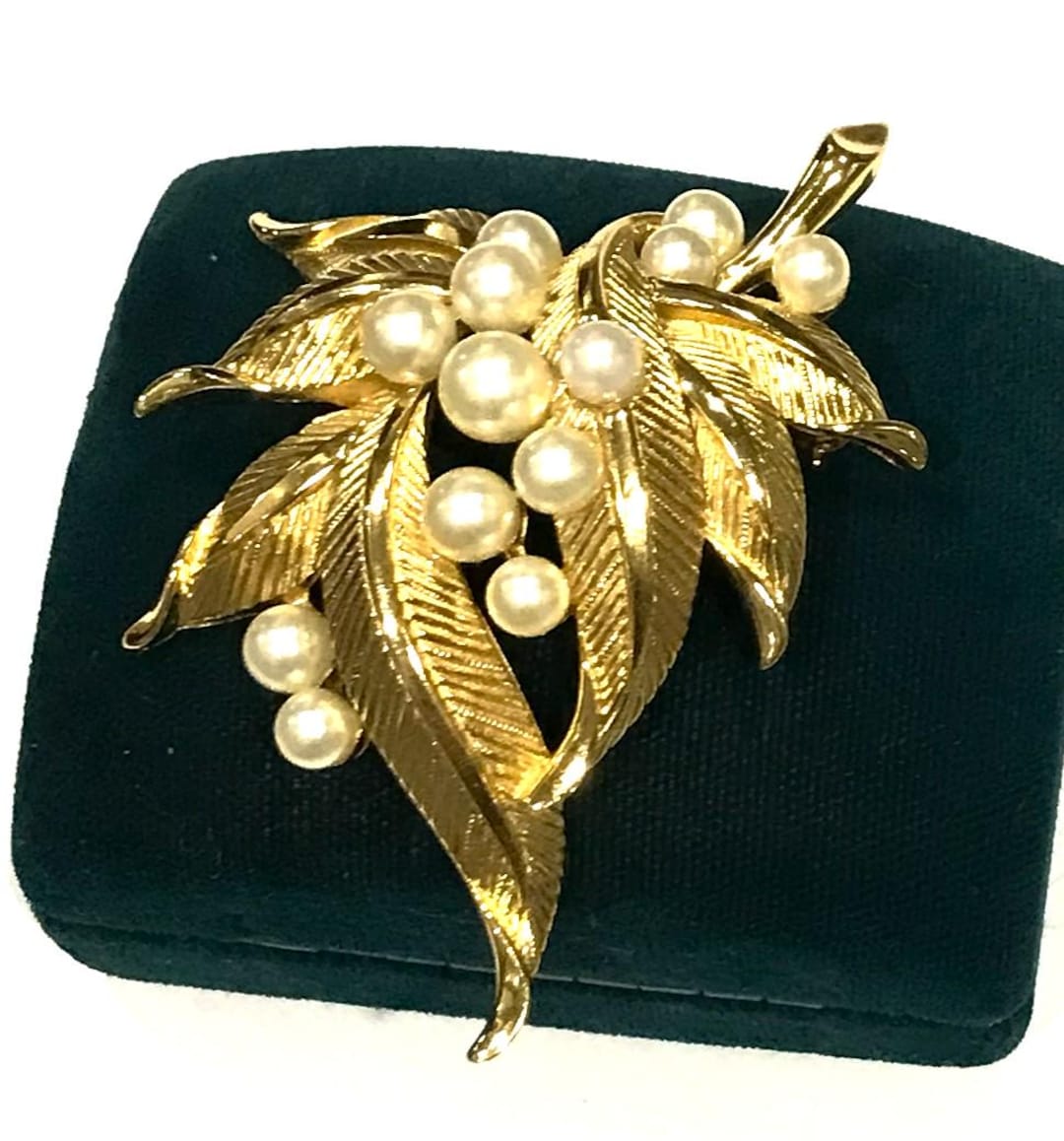 Pretty Vintage Crown Trifari Faux Pearl Textured Curvy Leaf Floral