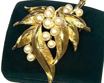Pretty Vintage Crown Trifari Faux Pearl Textured Curvy Leaf Floral