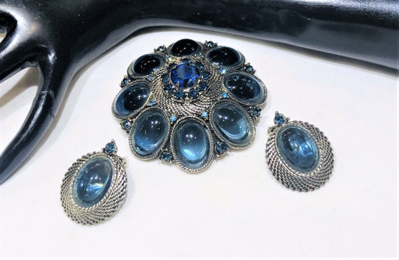 Beautiful Domed Vintage MJent  Shades of Blue Rhinestone and Gold Filigree Brooch
