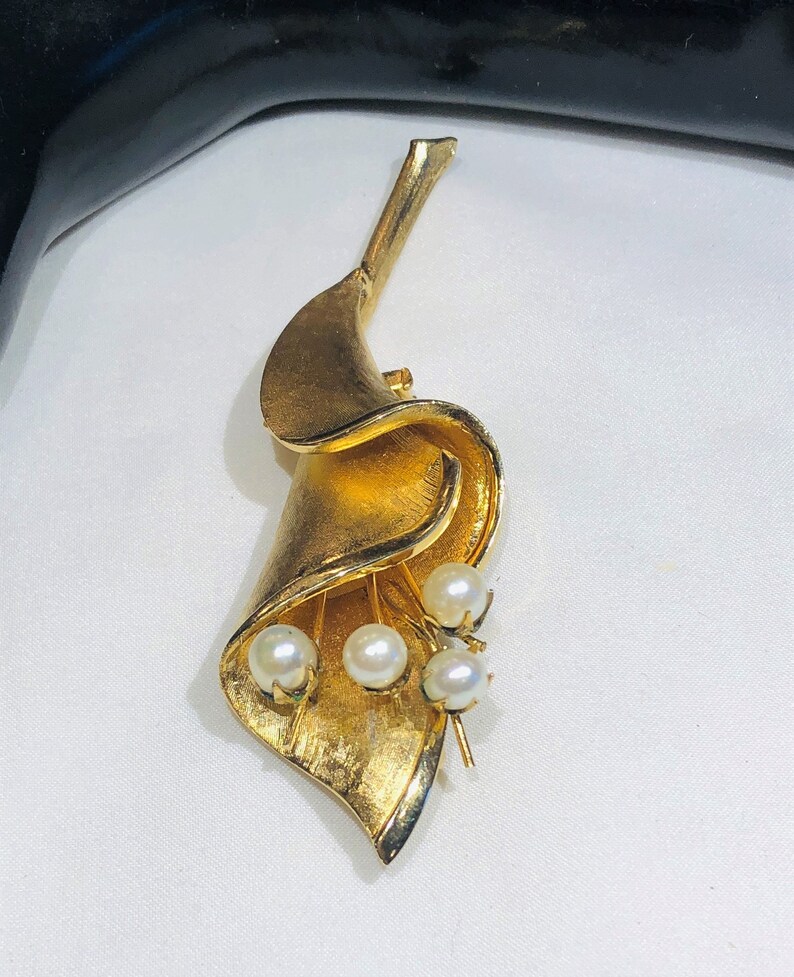 Pretty Vintage Francios Brushed Gold Tone Faux Pearl Flower Stem Brooch