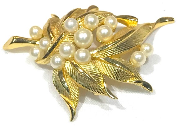 トリファリ　ヴィンテージ　パール　真珠　 ブローチ Trifari（トリファリ）ブローチ「Flower Pearl Brooch