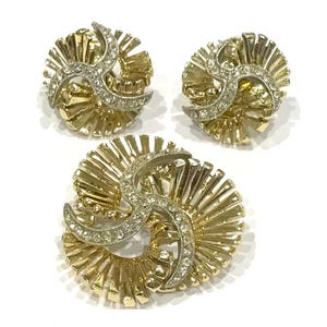 Pretty Vintage  Har Clear Rhinestone Golden Swirl Brooch and Earrings