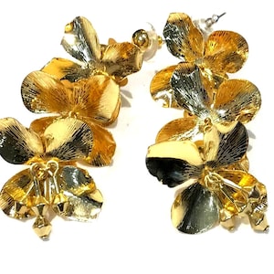 Pretty Vintage Tiered Gold Tone Flower, Gold Bead and Plastic Disk Dangle Earrings (Pierced)