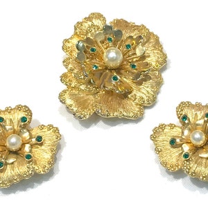 Beautiful Sarah Coventry Spendor Green Rhinestone and Faux Pearl Textured Flower  Brooch and  Earrings