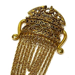 Colgante grande vintage Florenza con diseño calado y detalles dorados en forma de espiral, con cadena escalonada (solo el colgante).