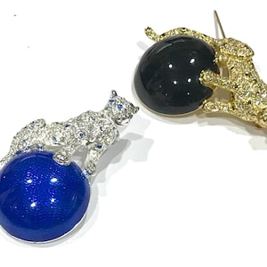 Lotto vintage di 2 spille a forma di leopardo con strass Napier appollaiato su una sfera di smalto blu e nero